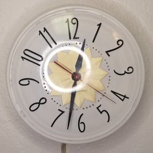 Working Vintage Sessions Small Plastic Analog Wall Clock Gold Starburst
